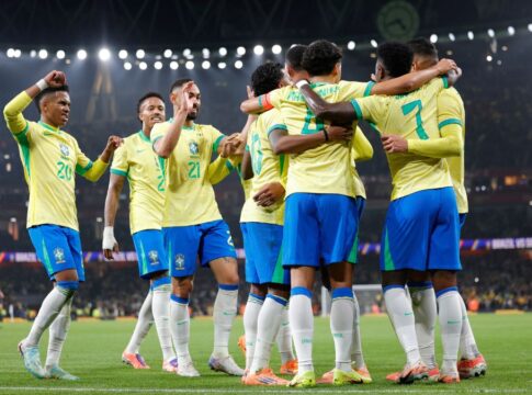 Jogadores do Brasil se abraçando durante comemoração de gol