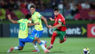 Jogadores do Brasil comemorando o gol da classificação