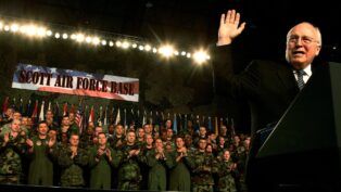 Ex-vice-presidente dos EUA gesticula diante de dezenas de militares