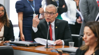 O senador Fabiano Contarato (PT-ES) fala durante uma sessão no Senado Federal