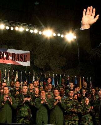 Ex-vice-presidente dos EUA gesticula diante de dezenas de militares