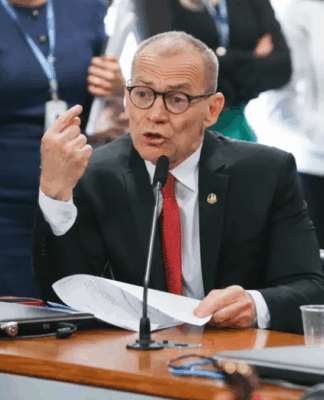 O senador Fabiano Contarato (PT-ES) fala durante uma sessão no Senado Federal