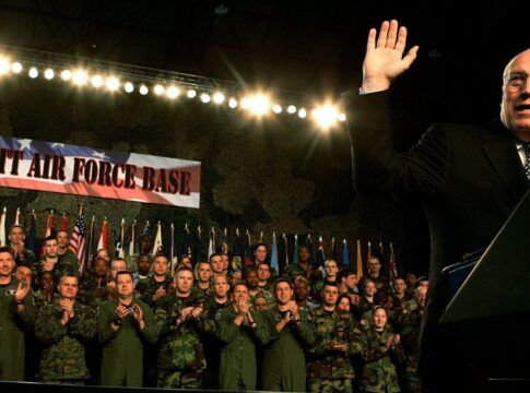 Ex-vice-presidente dos EUA gesticula diante de dezenas de militares