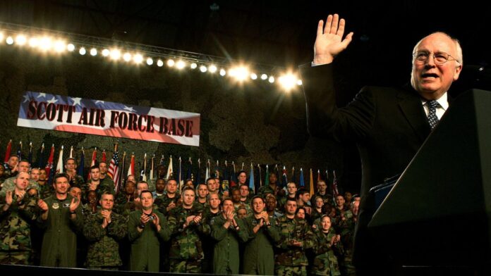 Ex-vice-presidente dos EUA gesticula diante de dezenas de militares