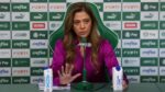 A presidente do Palmeiras, Leila Pereira, durante uma coletiva de imprensa no CT do clube