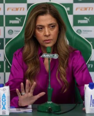 A presidente do Palmeiras, Leila Pereira, durante uma coletiva de imprensa no CT do clube