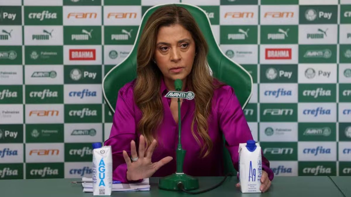 A presidente do Palmeiras, Leila Pereira, durante uma coletiva de imprensa no CT do clube