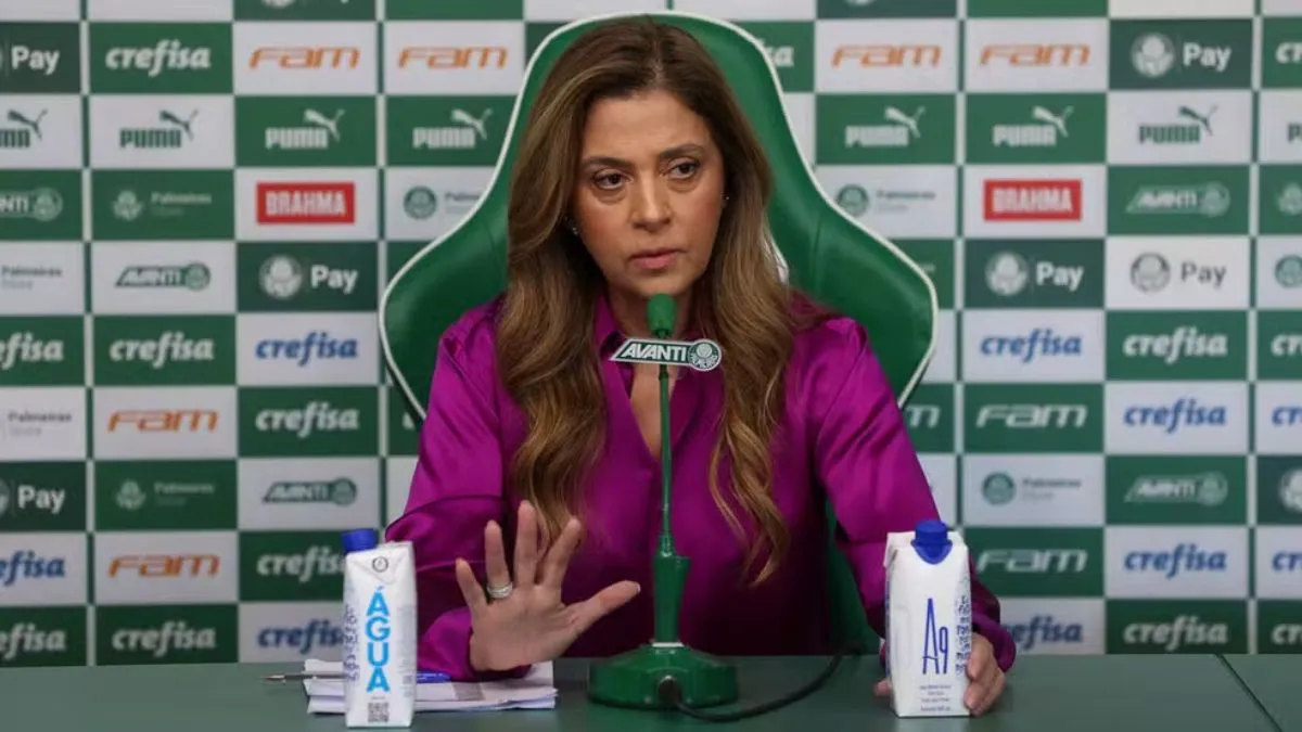 A presidente do Palmeiras, Leila Pereira, durante uma coletiva de imprensa no CT do clube