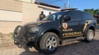 Carro da Polícia Federal em frente a endereço residencial
