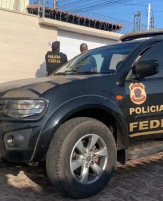 Carro da Polícia Federal em frente a endereço residencial