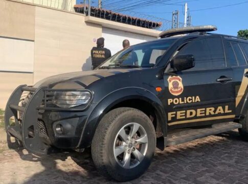 Carro da Polícia Federal em frente a endereço residencial