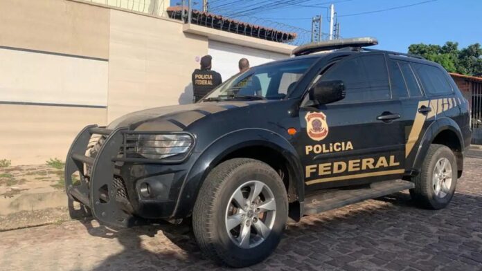 Carro da Polícia Federal em frente a endereço residencial