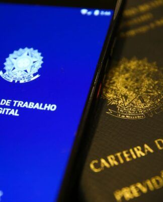 Imagens da carteira de trabalho tradicional e também da versão online na tela de um celular