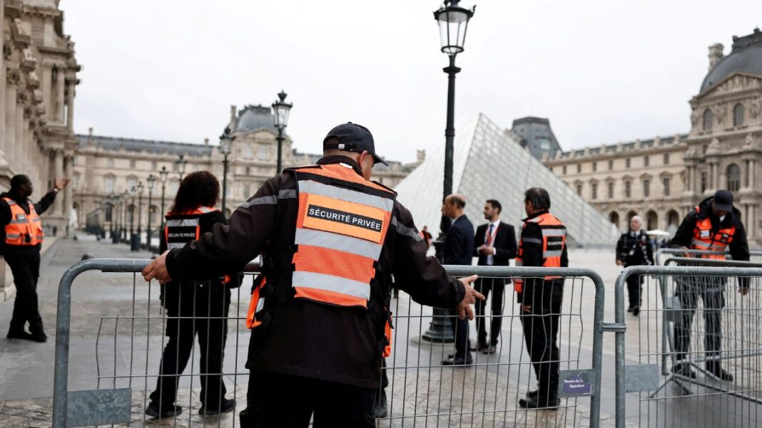 Seguranças colocam cercas à frente do Museu do Louvre, em Paris