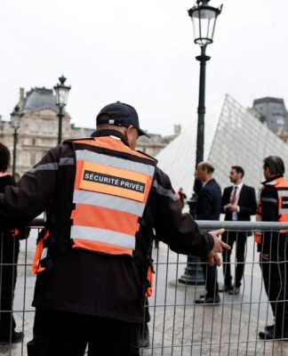 Seguranças colocam cercas à frente do Museu do Louvre, em Paris
