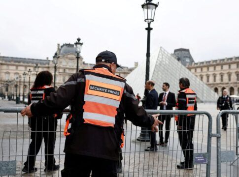 Seguranças colocam cercas à frente do Museu do Louvre, em Paris