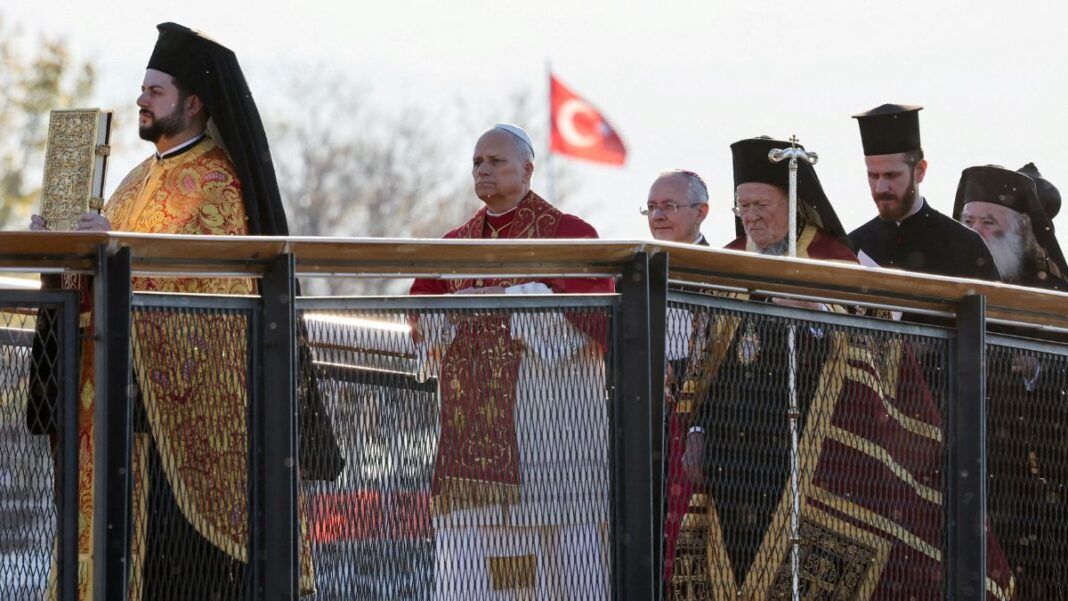 Papa caminha ao lado de lideranças ortodoxas em cidade turca, com a bandeira do país ao fundo