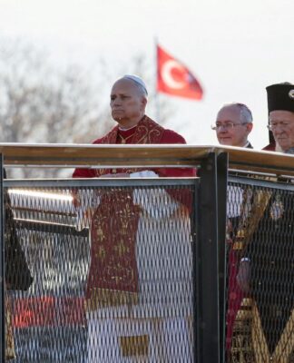 Papa caminha ao lado de lideranças ortodoxas em cidade turca, com a bandeira do país ao fundo