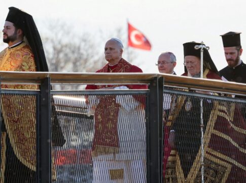 Papa caminha ao lado de lideranças ortodoxas em cidade turca, com a bandeira do país ao fundo