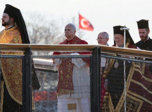 Papa caminha ao lado de lideranças ortodoxas em cidade turca, com a bandeira do país ao fundo
