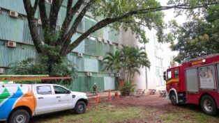 Carro de empresa de energia e caminhão dos Bombeiros estão diante de um prédio na Esplanada dos Ministérios