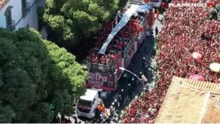 Trio elétrico com jogadores do Flamengo percorrem as ruas do Rio cercado de torcedores