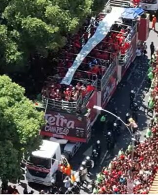 Trio elétrico com jogadores do Flamengo percorrem as ruas do Rio cercado de torcedores