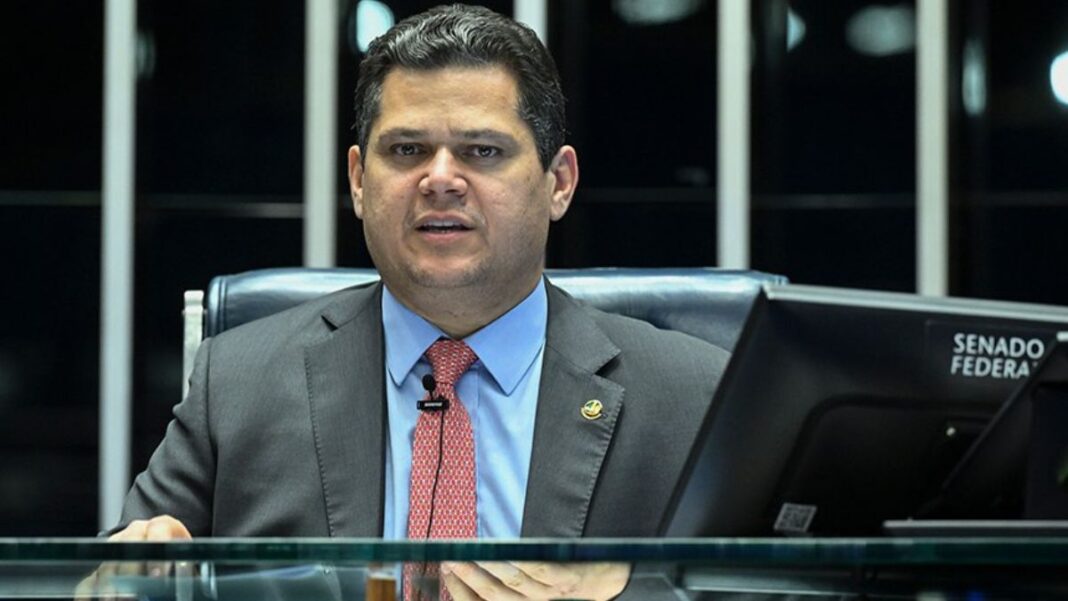 Davi Alcolumbre fala sentado na mesa da presidência do Senado