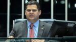 Davi Alcolumbre fala sentado na mesa da presidência do Senado