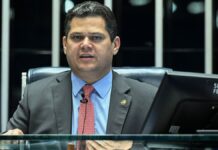 Davi Alcolumbre fala sentado na mesa da presidência do Senado