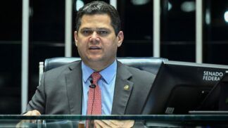 Davi Alcolumbre fala sentado na mesa da presidência do Senado