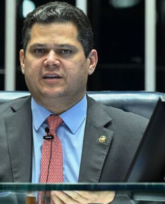 Davi Alcolumbre fala sentado na mesa da presidência do Senado