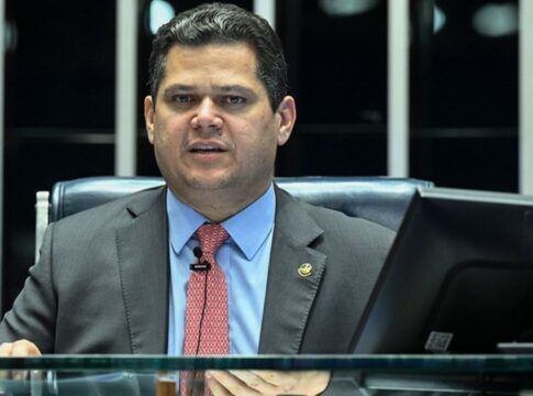 Davi Alcolumbre fala sentado na mesa da presidência do Senado