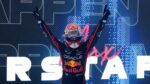 Max Verstappen, de capacete, comemora vitória à frente de telão com o seu nome
