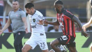 Jogadores de Botafogo e Vitória em disputa de bola