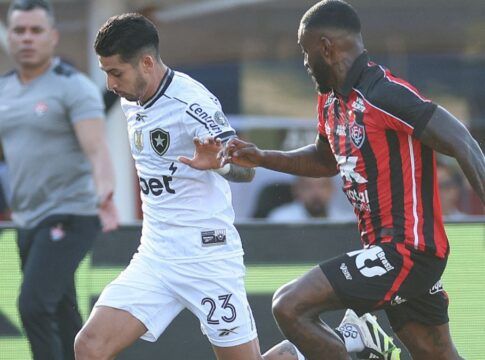 Jogadores de Botafogo e Vitória em disputa de bola