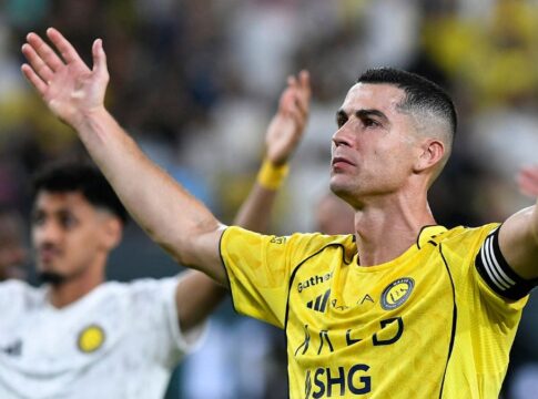 Cristiano Ronaldo veste a camisa do Al Nassr ao fim de uma partida do Campeonato Saudita