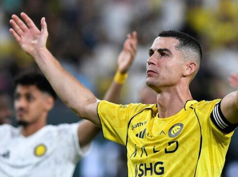 Cristiano Ronaldo veste a camisa do Al Nassr ao fim de uma partida do Campeonato Saudita