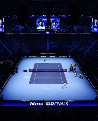 Quadra azul e iluminada do ATP Finals, em Turim