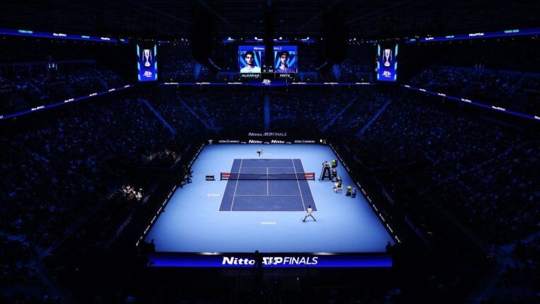 Quadra azul e iluminada do ATP Finals, em Turim