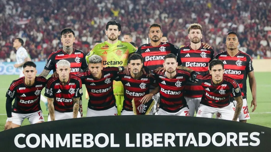 Elenco do Flamengo na foto antes do jogo contra o Racing