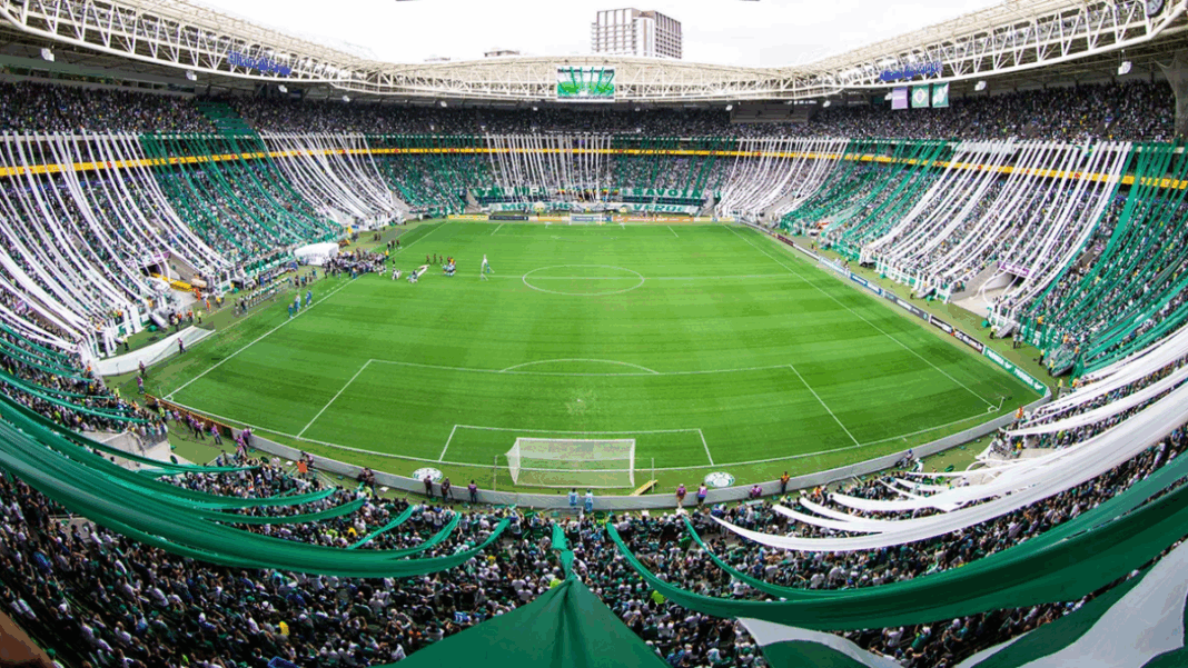 Imagem aberta do Allianz Parque, estádio do Palmeiras, com faixas da torcida esticadas por toda a arquibancada