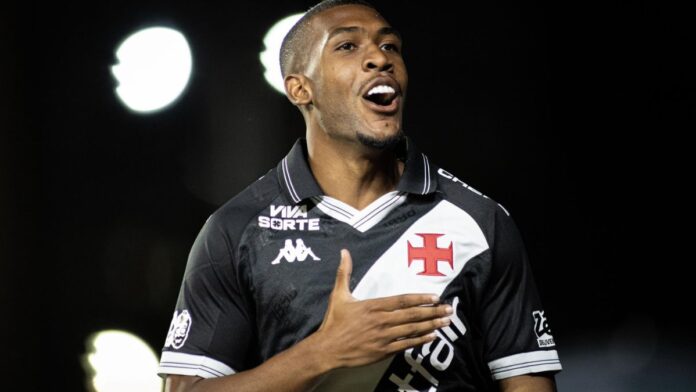 Vasco goleia Inter por 5 a 1 em noite de temporal e complica Colorado na luta contra queda