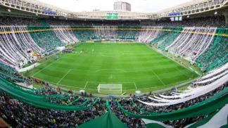 Imagem aberta do Allianz Parque, estádio do Palmeiras, com faixas da torcida esticadas por toda a arquibancada