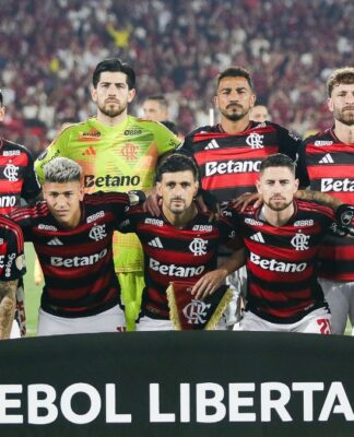 Elenco do Flamengo na foto antes do jogo contra o Racing