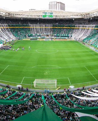 Imagem aberta do Allianz Parque, estádio do Palmeiras, com faixas da torcida esticadas por toda a arquibancada