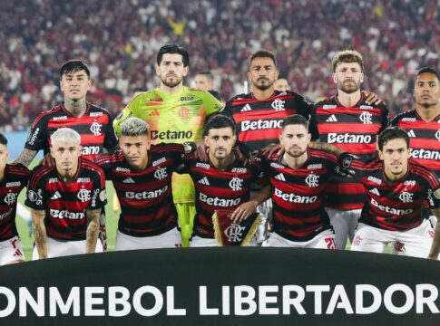 Elenco do Flamengo na foto antes do jogo contra o Racing