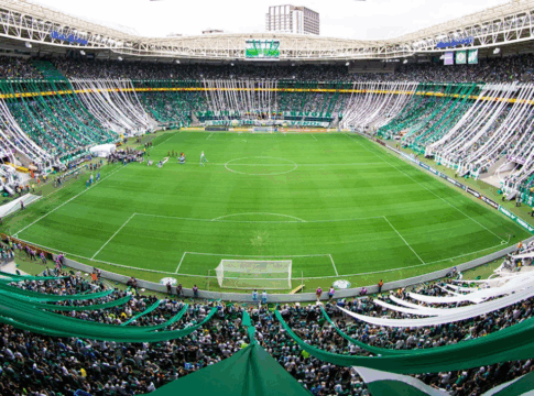 Imagem aberta do Allianz Parque, estádio do Palmeiras, com faixas da torcida esticadas por toda a arquibancada