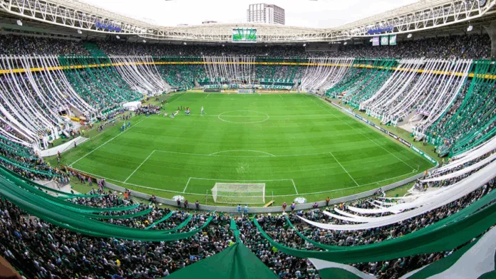 Imagem aberta do Allianz Parque, estádio do Palmeiras, com faixas da torcida esticadas por toda a arquibancada