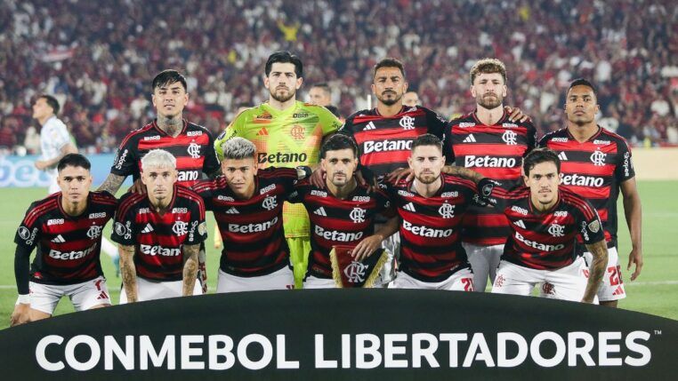 Elenco do Flamengo na foto antes do jogo contra o Racing
